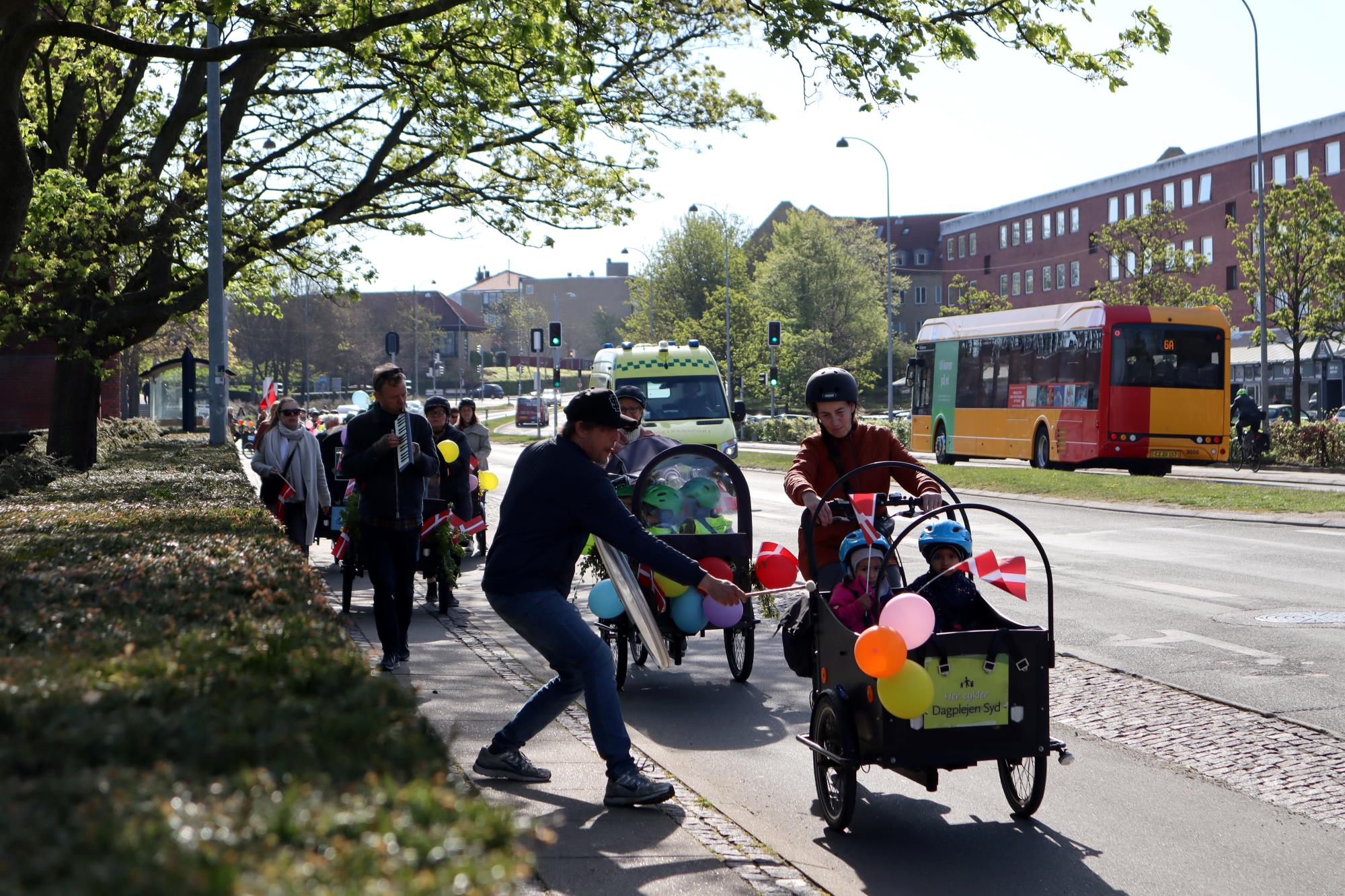 Dagplejecykler kører ned ad Søborg Hovedgade